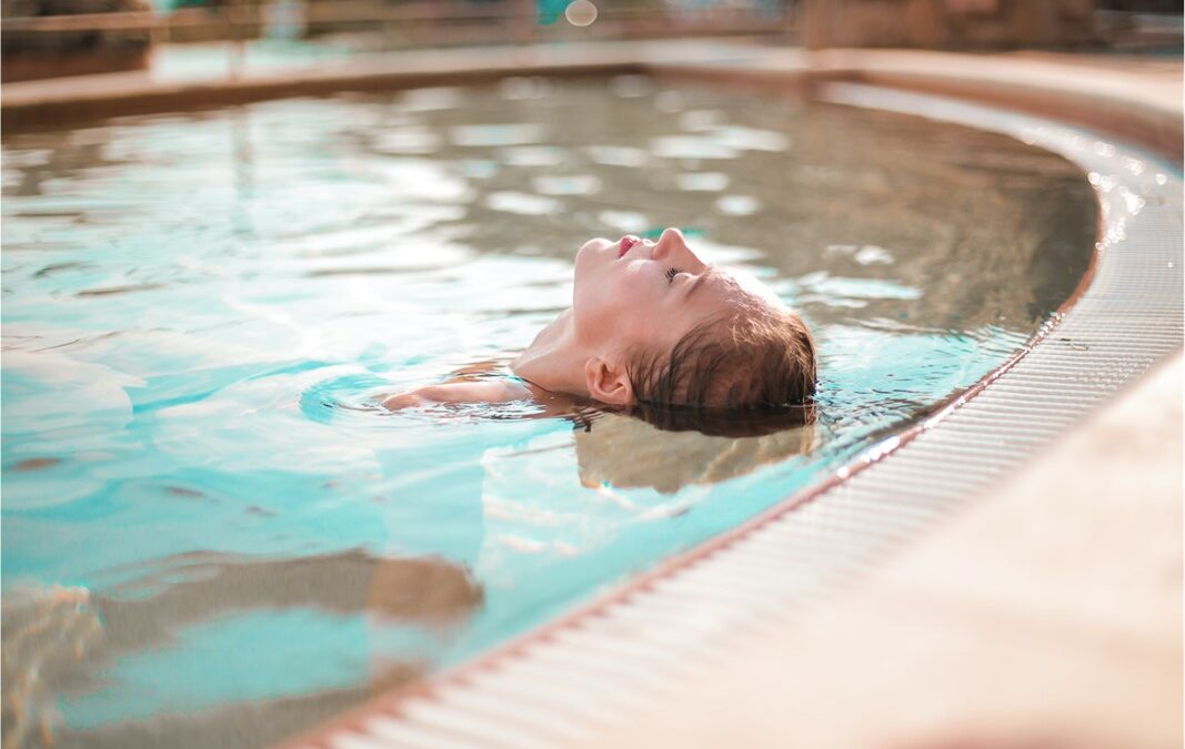 La comunitat de veïns pot limitar el nombre de convidats per veí a la piscina?